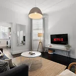 Chic 2Br Apartment With Artful Touches In Bondi