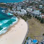Chic 2Br Apartment With Artful Touches In Bondi