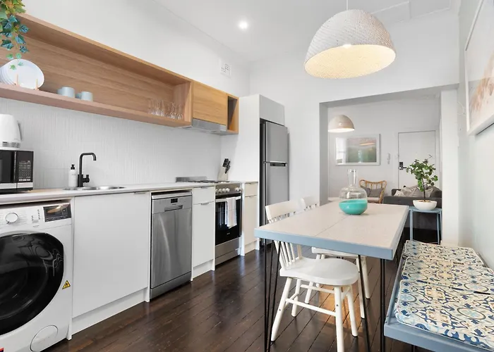 Chic 2Br Apartment With Artful Touches In Bondi