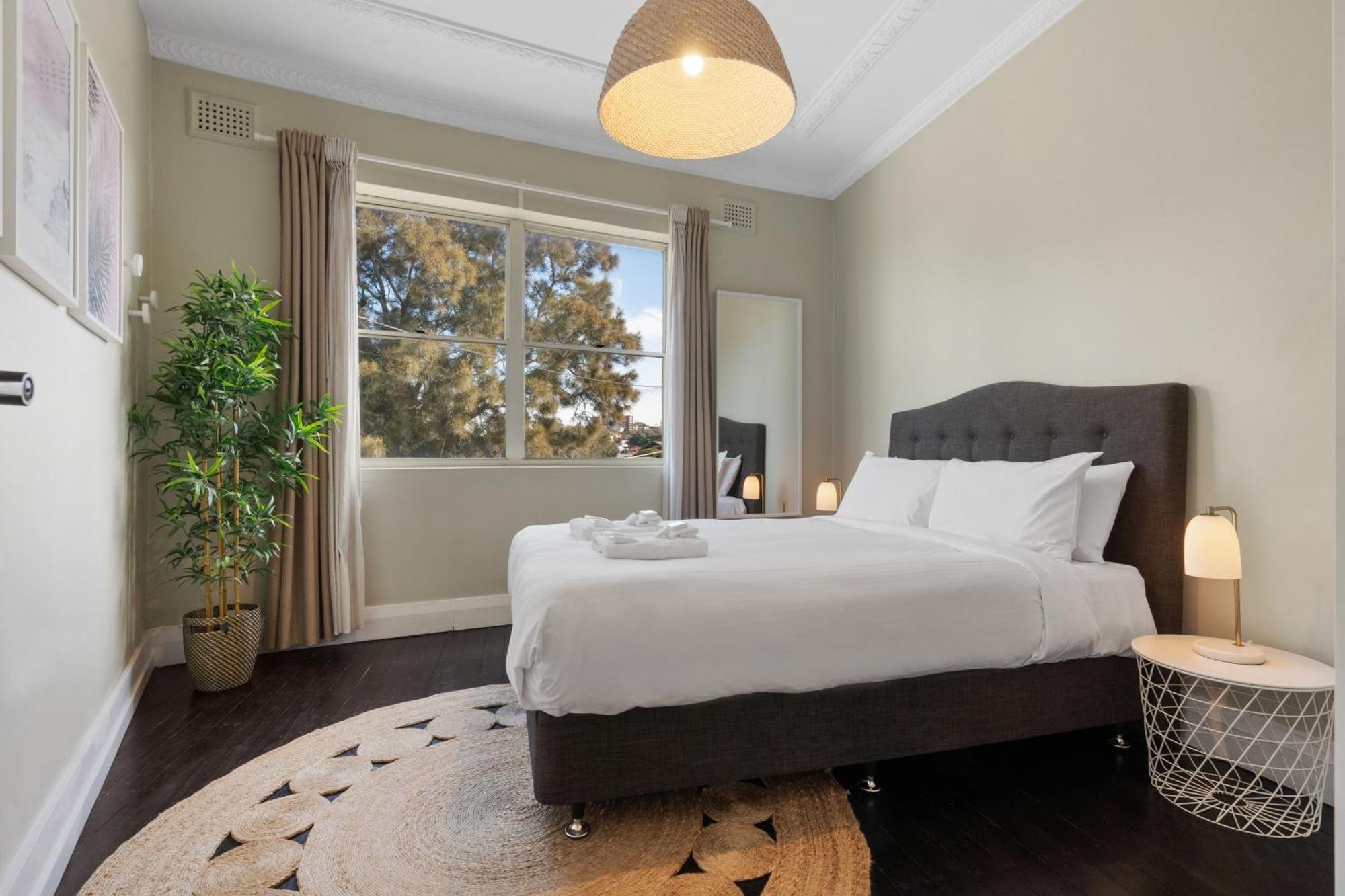 Chic 2br With Artful Touches In Bondi Apartment Sydney