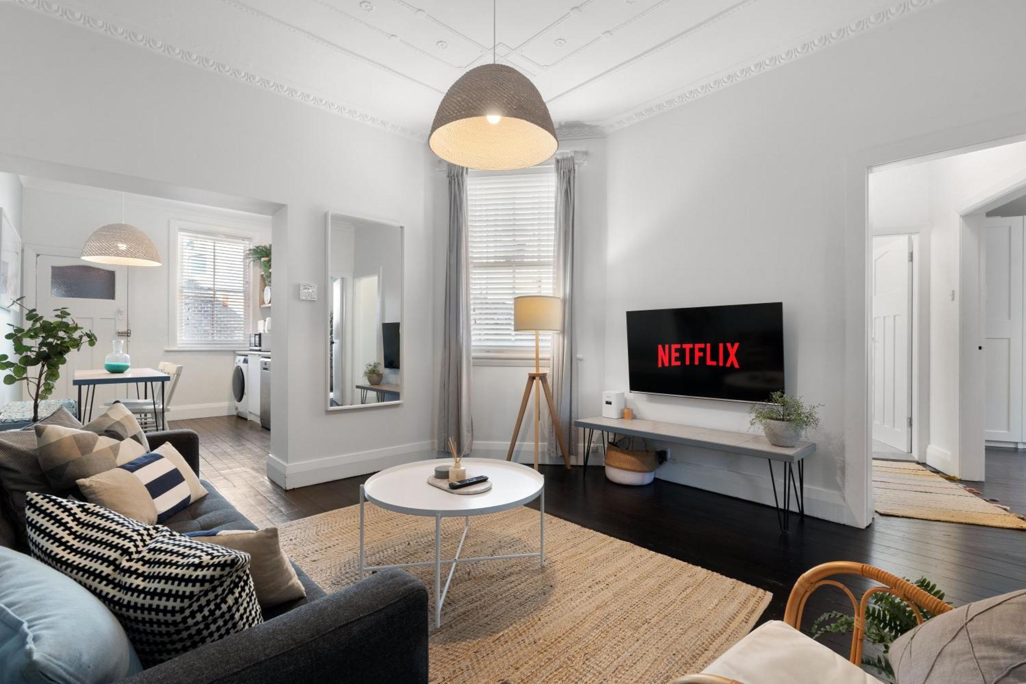 Apartment Chic 2br With Artful Touches In Bondi Sydney