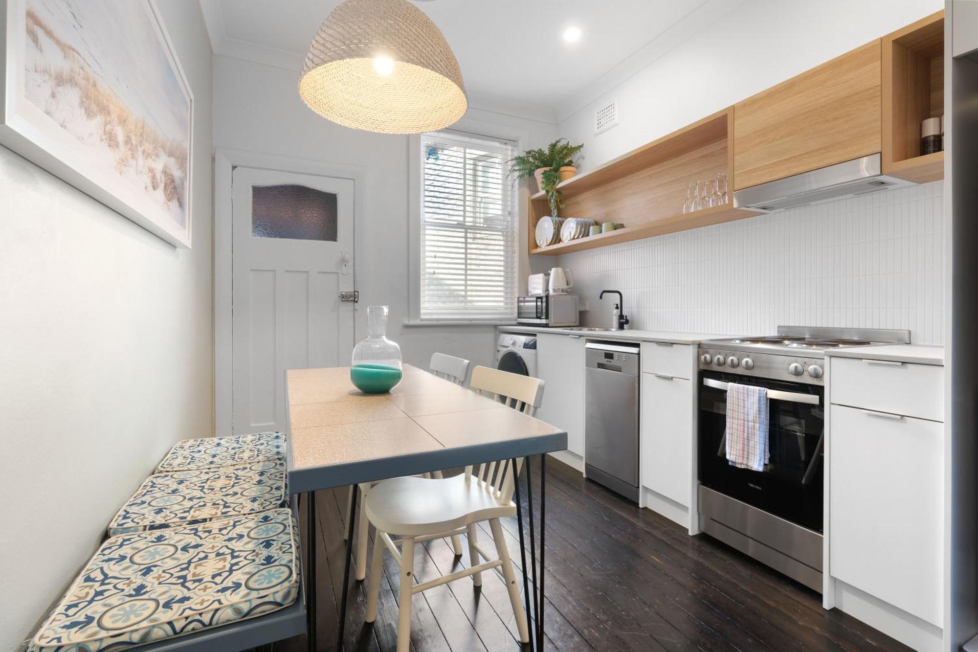 Chic 2br With Artful Touches In Bondi