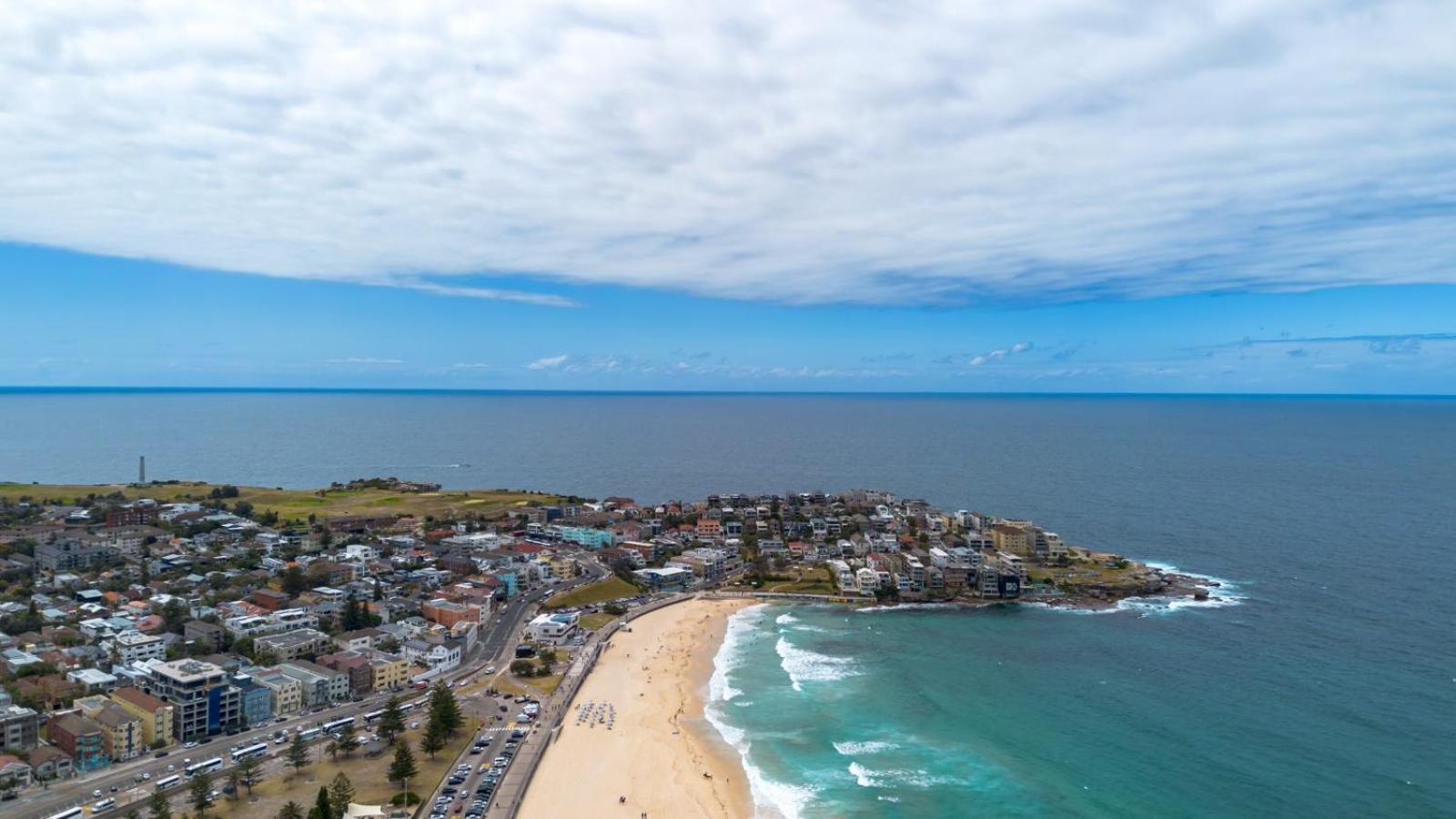 Chic 2br With Artful Touches In Bondi Apartment Sydney