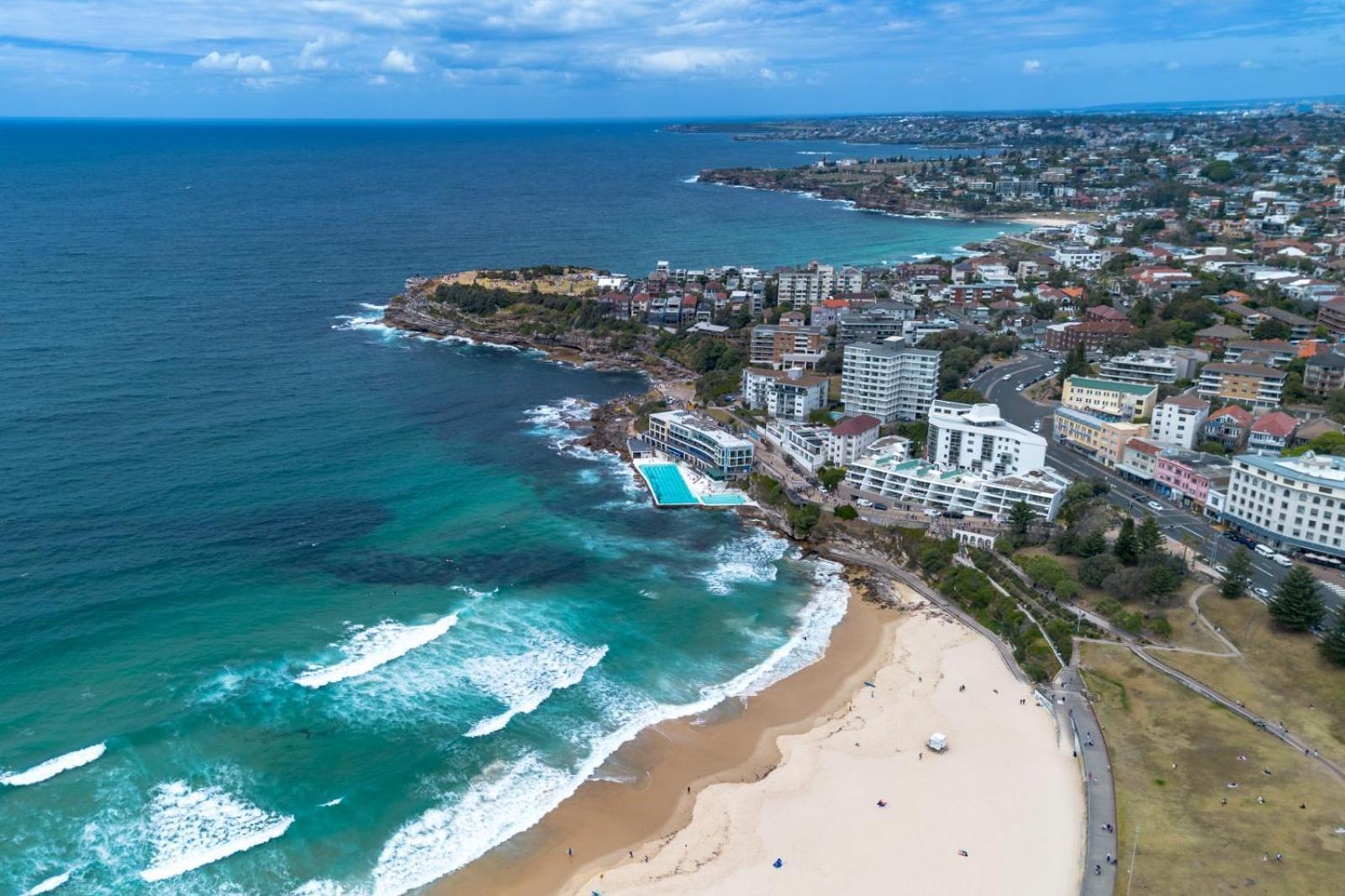Chic 2br With Artful Touches In Bondi *