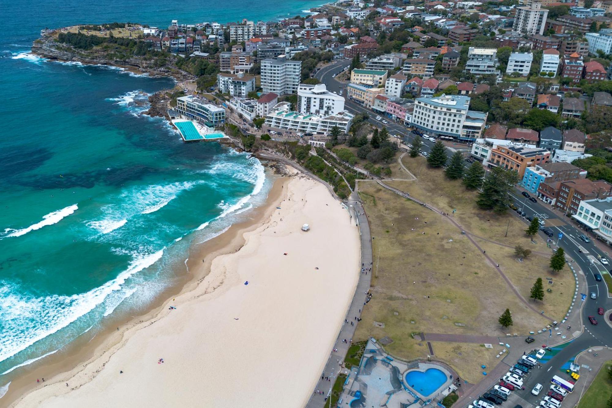 Chic 2br With Artful Touches In Bondi Apartment Sydney