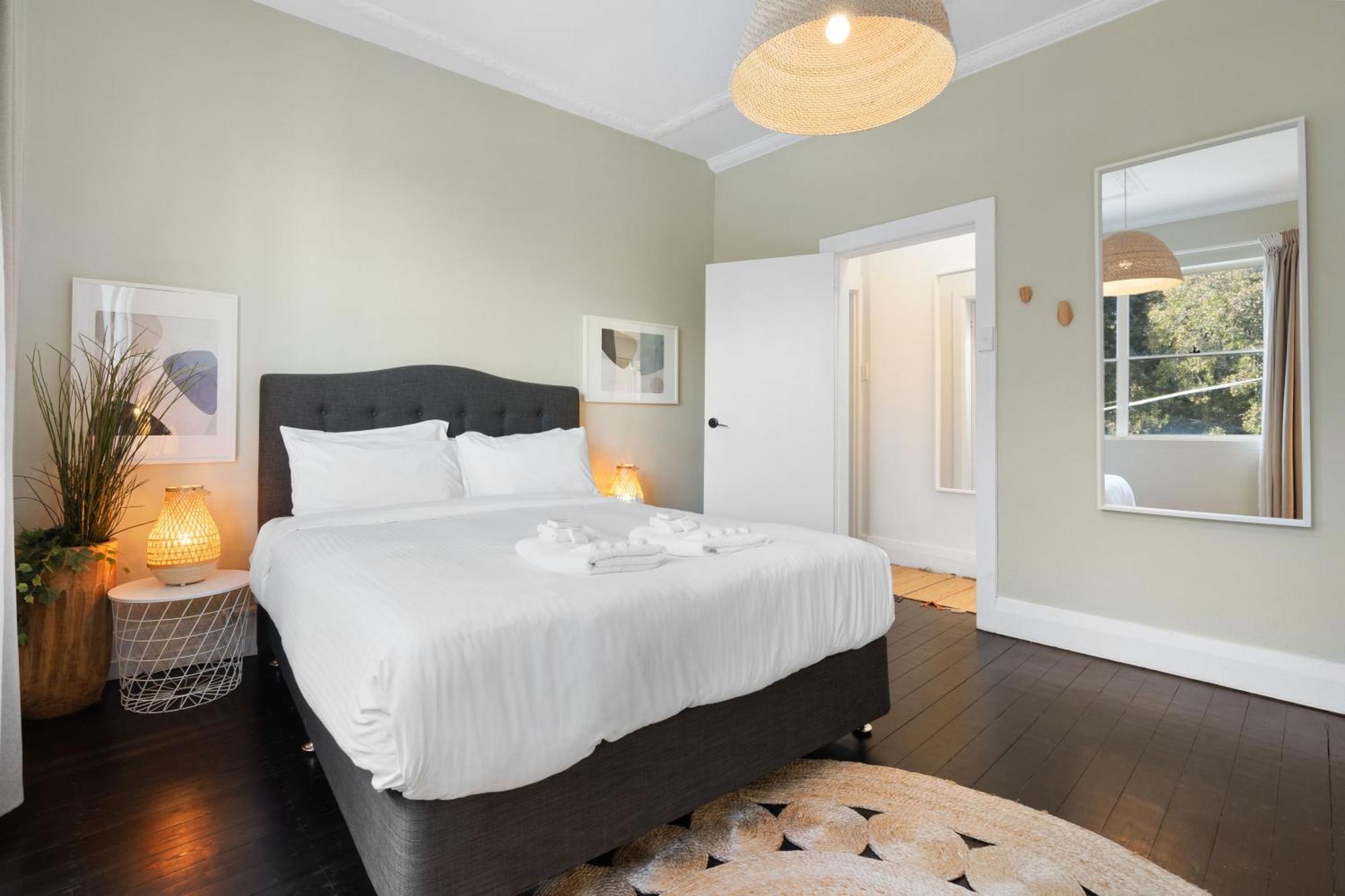 Apartment Chic 2br With Artful Touches In Bondi Sydney