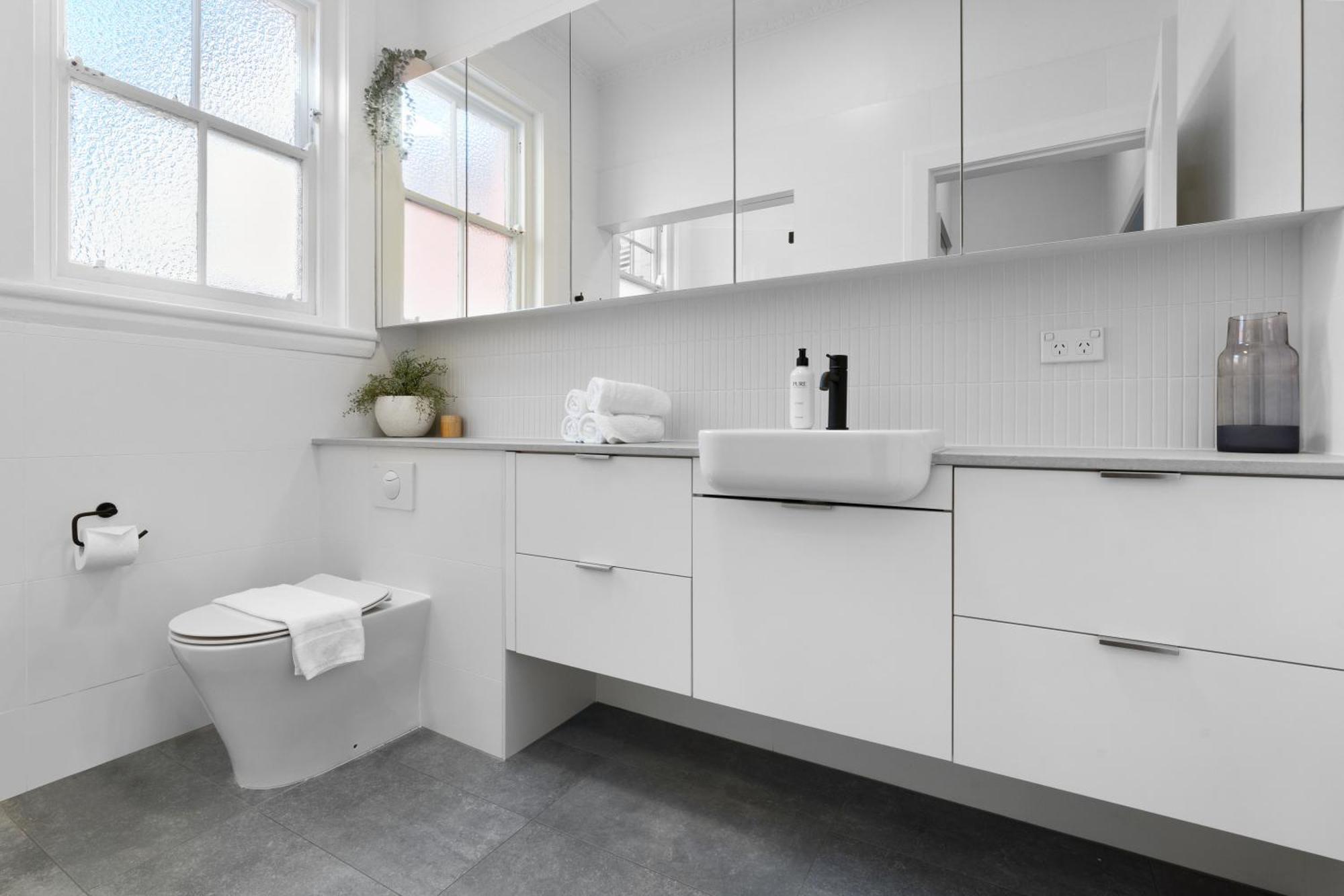 Apartment Chic 2br With Artful Touches In Bondi