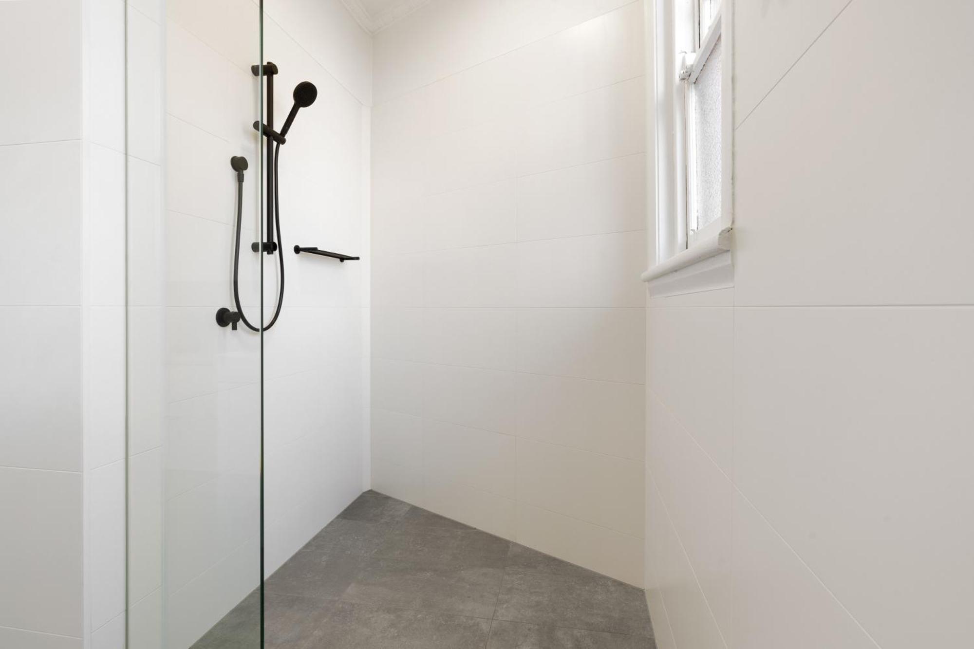 Chic 2br With Artful Touches In Bondi *